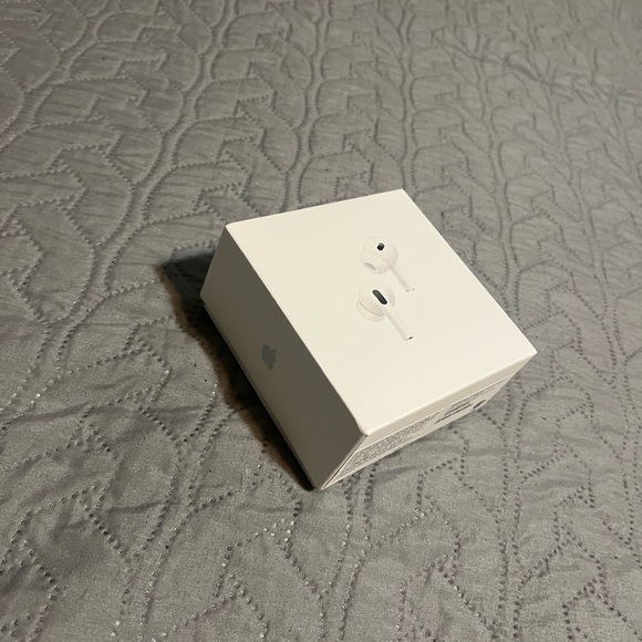 AirPods Pro’s generation usb-c charger her and extra ear piecesNEW